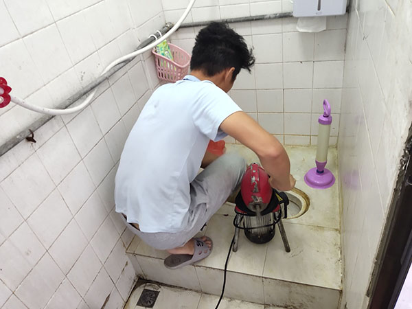 万载管道堵塞冒臭气 专业师傅现场解决问题